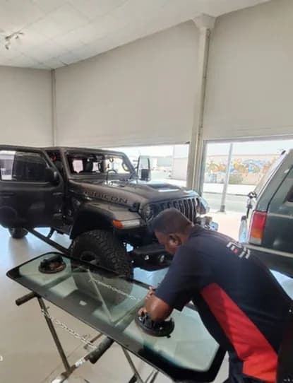 Express Autoglass: Expert On-Site Auto Glass Replacement in the UAE