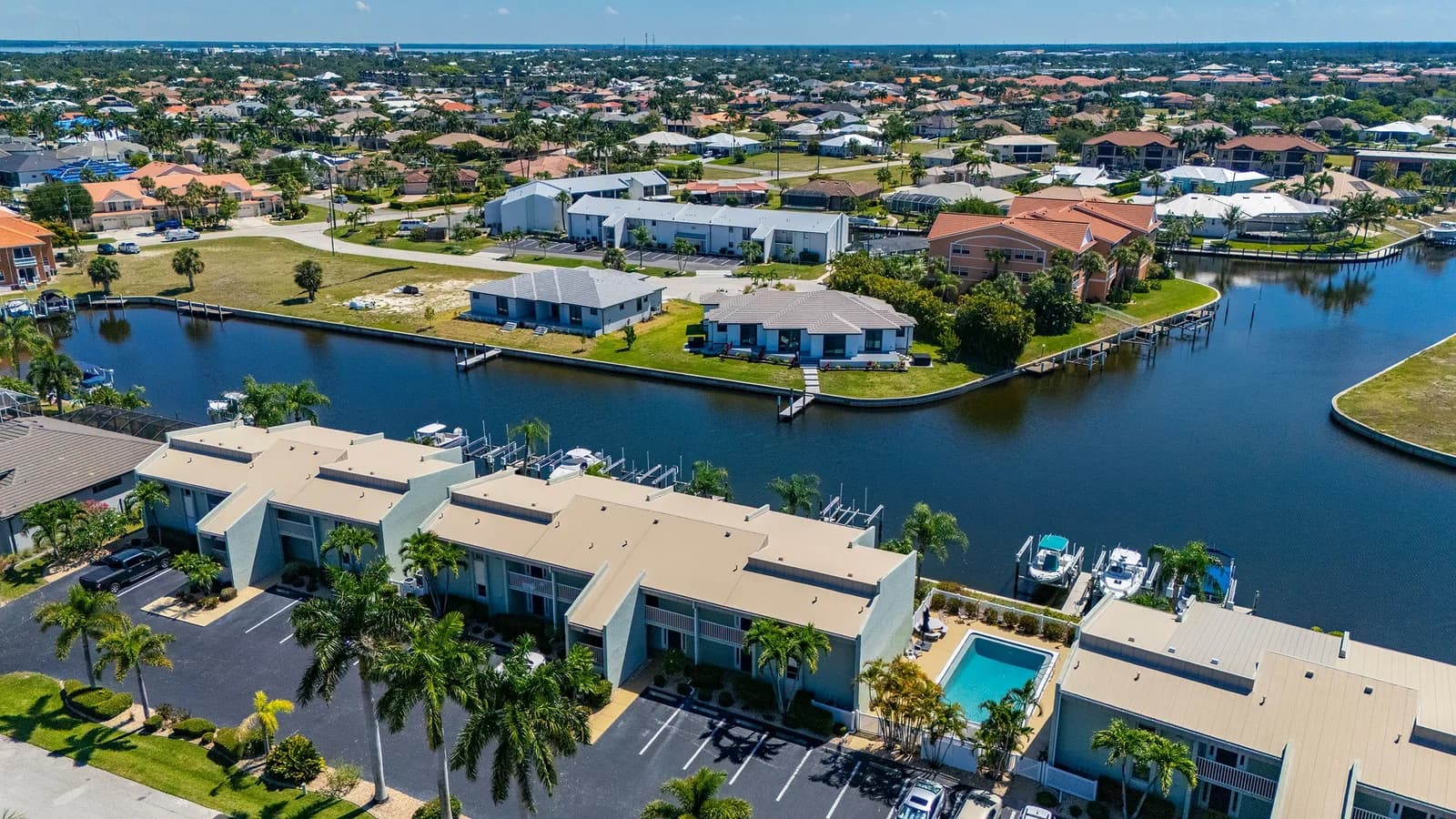 Buy a house in Florida – exclusive properties & waterfront homes