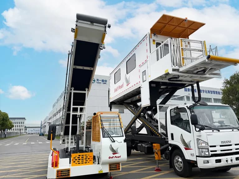 Airport Self-Propelled Conveyor Belt Loader with fully enclosed cab