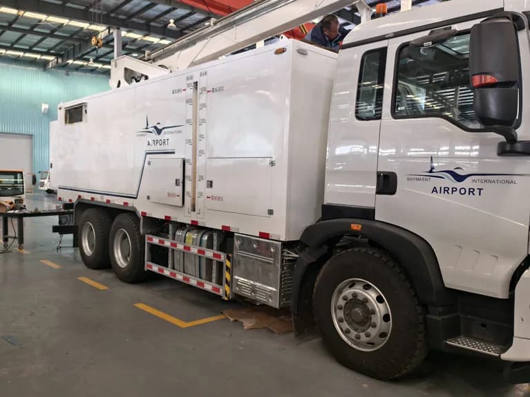 Airport de-icing vehicle deicing fluid system
